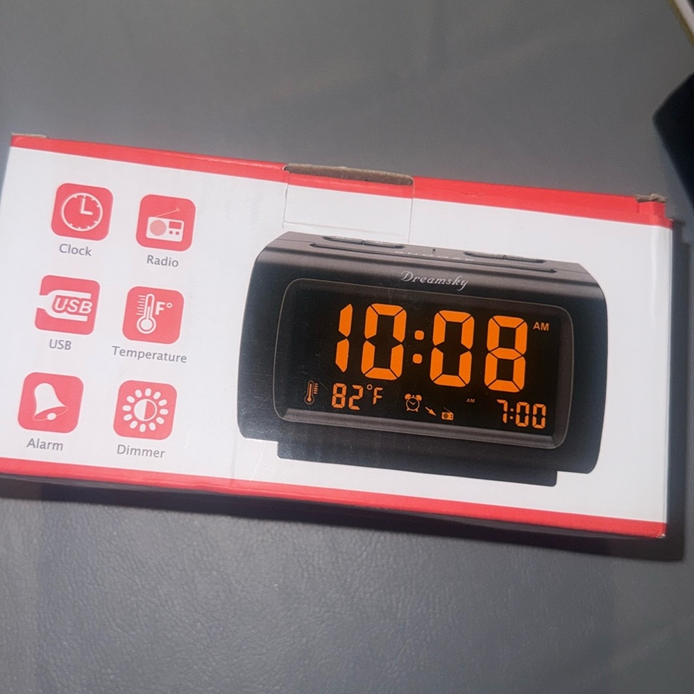 Alarm clock, USB, temperature, alarm, dimmer never used brand new in box